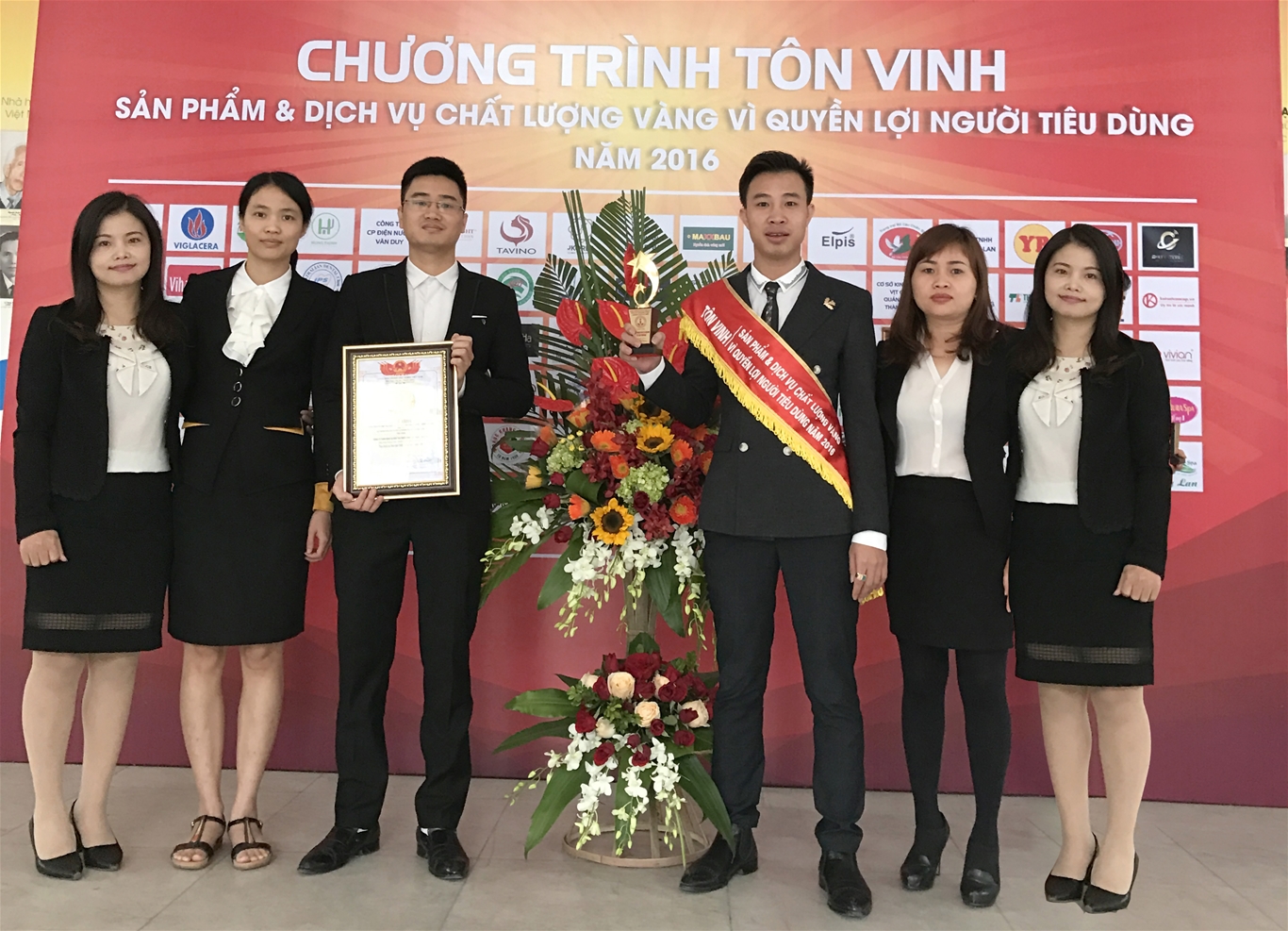 Đại diện Kế Toán Thiên Ưng lên nhận giải thưởng